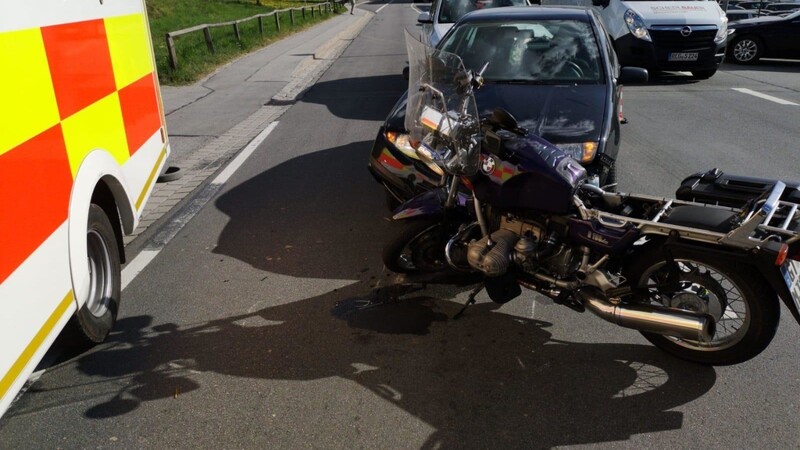 Mittlere Verletzungen zog sich eine Motorradfahrerin zu.