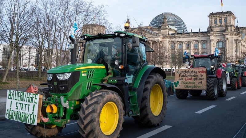 Über 150 Traktoren und laut Organisatoren 27.000 Teilnehmer ziehen am Samstag durch Berlin.