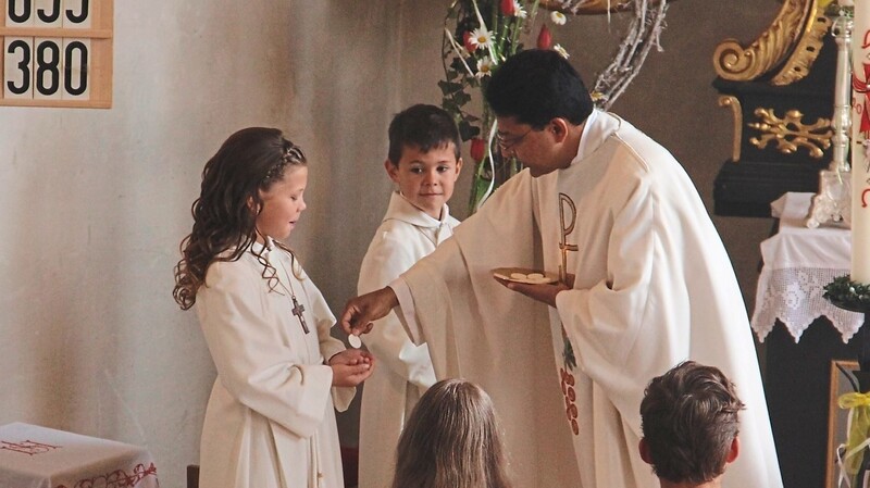Der Moment war gekommen, an dem die Kommunionkinder erstmals das heilige Brot empfangen durften.