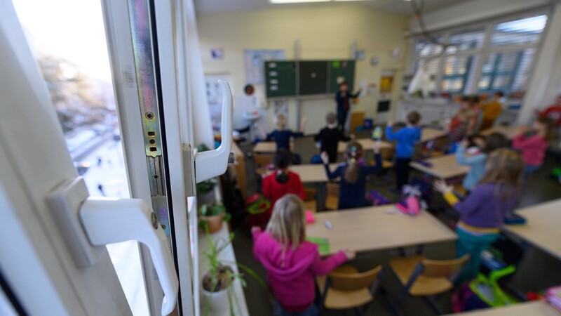 Nicht ein gekipptes Fenster, sondern regelmäßiges Stoßlüften in den Klassenzimmern reduziert das Infektionsrisiko am meisten.