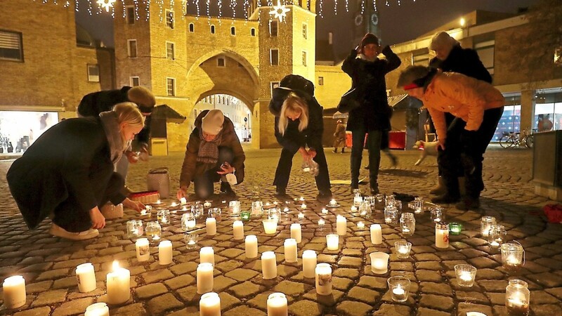 Ab 17 Uhr brannten vor dem Ländtor Kerzen für Frauen, die Opfer von Gewalt wurden und werden.