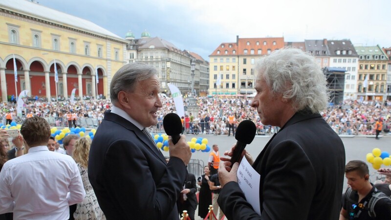 Thomas Gottschalk (rechts) mit Nikolaus Bachler bei "Oper für alle" auf den Stufen des Nationaltheaters in München
