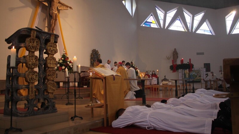 Während der Fürbitten und der Anrufung der Heiligen lagen die neun Weihekandidaten ausgestreckt auf dem Boden der Pfarrkirche.