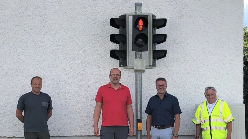 Vor der neuen Ampel (von links): Lothar Deuschl (Staatliches Bauamt Passau), Markus Zitzelsberger (Staatliches Bauamt), Johann Grau (Bürgermeister) und Walter Niedermeier (Fa. Swarco).
