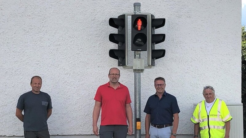 Vor der neuen Ampel (von links): Lothar Deuschl (Staatliches Bauamt Passau), Markus Zitzelsberger (Staatliches Bauamt), Johann Grau (Bürgermeister) und Walter Niedermeier (Fa. Swarco).