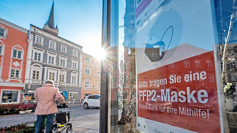 "Bitte tragen Sie eine FFP2-Maske" steht an einem Geschäft in der Innenstadt Pfarrkirchens. Im Kreis Rottal-Inn lag die Inzidenz am Mittwoch bei über 1 100 - ein neuer Rekordwert.
