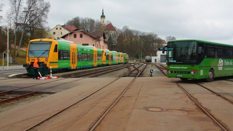 Bus und Bahn, zwei umweltfreundliche Verkehrsmittel. Die Waldbahn Viechtach-Gotteszell habe aber die Nase vorn, so Wolfgang Schlüter.