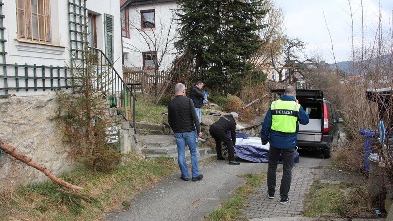 Ein Bestattungsunternehmen holte am Donnerstagnachmittag die Leiche aus der Wohnung am Plattenweg.