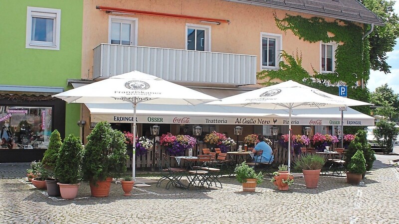 Die Pizzeria Gallo Nero am Spitalplatz in Cham hat ihren Freisitz um vier Parkplätze erweitert.