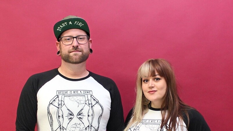 Modedesignerin Liza Schmalhofer und Daniel Bergemann von der Band "Minipax" mit den T-Shirts für den guten Zweck