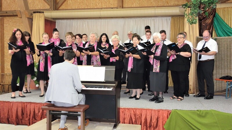 Die Sängerrunde Aufhausen trat zum zweiten Male im Pfarrstadel bei der bereits 14. Serenade an die Öffentlichkeit.