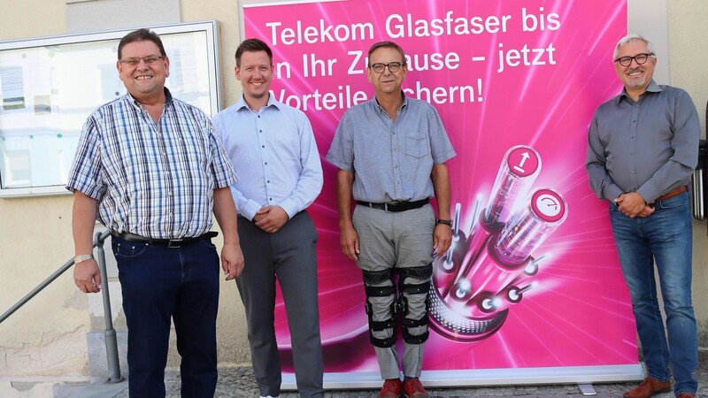 Der eigenwirtschaftliche Glasfaserausbau ist beschlossene Sache. Dies bestätigten die Vertreter der Firma Telekom, Willi Köckeis und Christian Lorenz (v. l.), sowie Markus Münch (r.) bei einem Informationsgespräch mit Bürgermeister Franz Wittmann im Viechtacher Rathaus.
