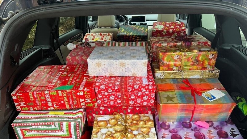 Vollgepackt mit Weihnachtsgeschenken starteten die vielen Helfer mit ihren Autos zu den verschiedenen Senioren-Einrichtungen im Landkreis.