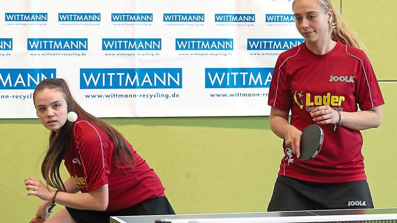 UNGLEICHE BEDINGUNGEN: Während die junge Milena Burandt (links) als Landeskader-Spielerin trainieren darf, ist ihre Sportbund-Teamkollegin Mirella Madacki (rechts) zum Zuschauen verdammt.