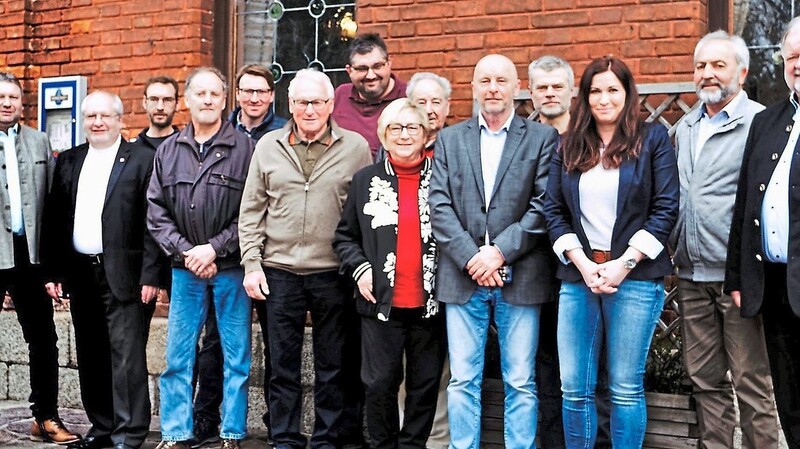 Die neugewählten Vorstandsmitglieder des SPD-Ortsvereins Bernried mit den Gästen.