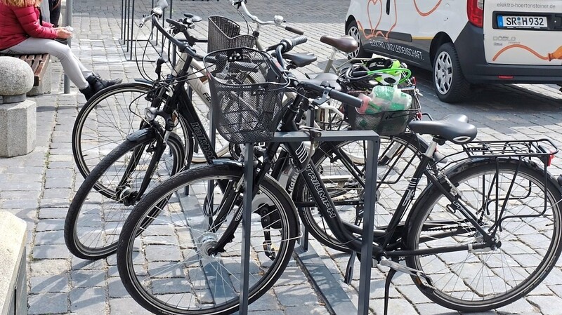 Nur wenige Minuten, nachdem die neuen Fahrradständer am Stadtplatz montiert waren, parkten dort die ersten Drahtesel.
