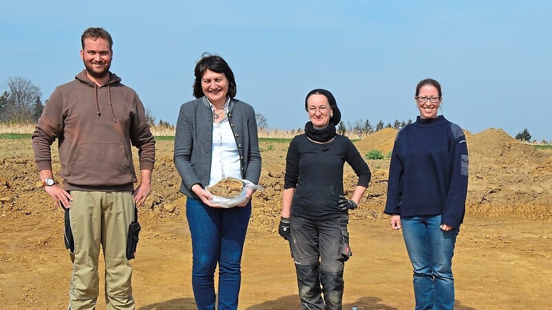 Kreisarchäologe Dr. Thomas Richter, Bürgermeisterin Andrea Weiß und die Technikerinnen Karin Igl und Sabine Zawadzki vor dem Hügelgrab.