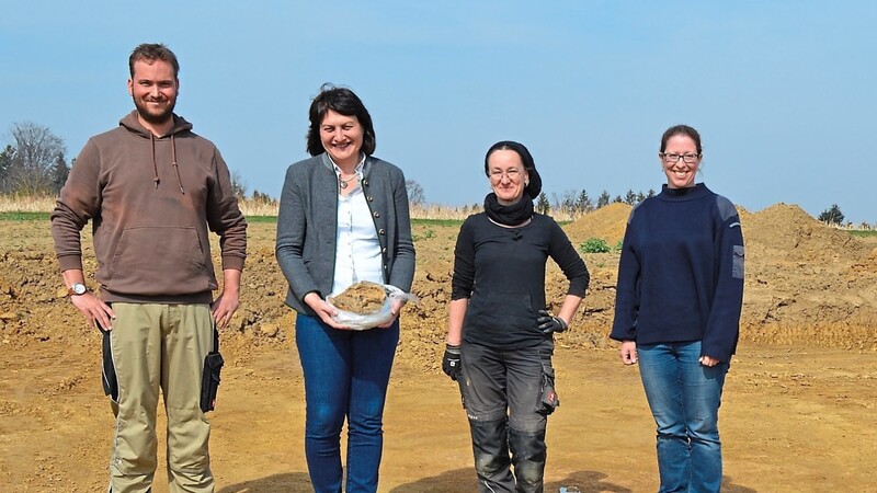 Kreisarchäologe Dr. Thomas Richter, Bürgermeisterin Andrea Weiß und die Technikerinnen Karin Igl und Sabine Zawadzki vor dem Hügelgrab.