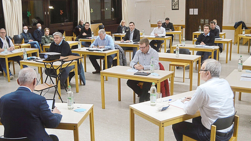 Im Pfarrsaal fand der Gemeinderat jetzt eine vorläufige Bleibe, weil man sich dort untereinander einigermaßen verständigen konnte.