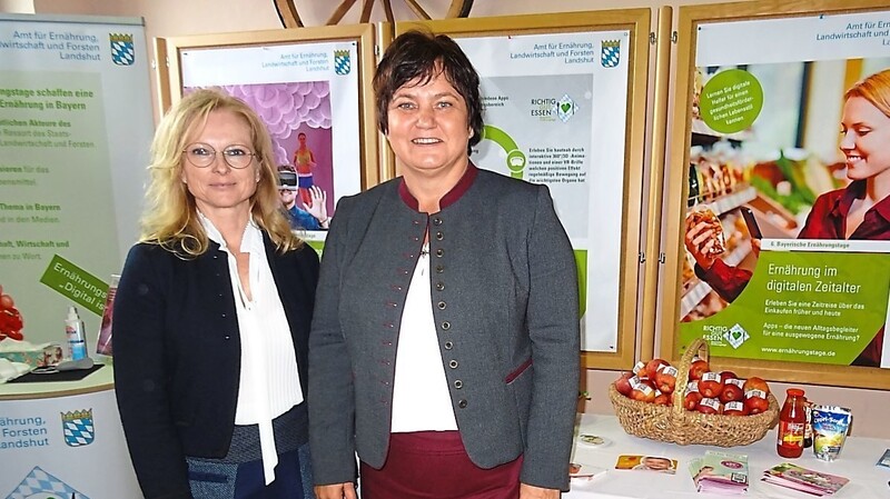 Schulleiterin Angela Vaas und ihre Stellvertreterin Susanne Gnoyke führten durch die Ausstellung, die an die Festveranstaltung angegliedert war.