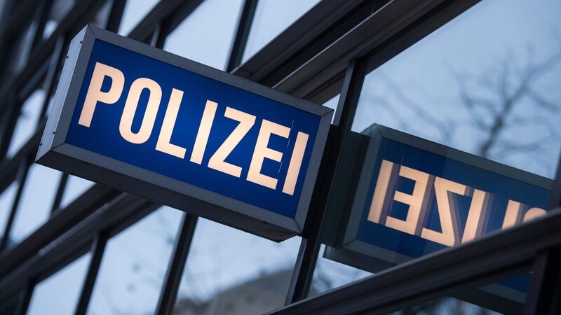 15 Menschen plus Fahrer in einem Siebensitzer hat die Bundespolizei Passau am Donnerstag aufgehalten. (Symbolbild)