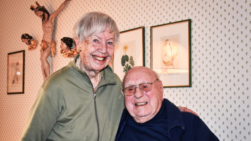 Gemeinsames Glück: Charlotte und Ludwig Piller vor einigen Tagen in ihrem Wohnzimmer in Memmingen.