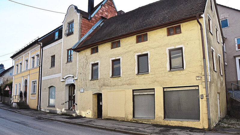 Der Altbau (rechts) an der Unteren Hauptstraße 11 soll Platz machen für ein Haus mit drei Wohnungen. Von der Straße aus werden im Erdgeschoß die drei Garagen angefahren.