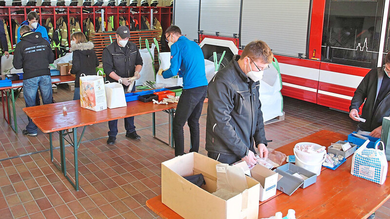 Sortieren im Gerätehaus - viele Freiwillige konnte die Feuerwehr Nandlstadt am Rosenmontag zur tatkräftigen Hilfe für die Ukraine aktivieren.