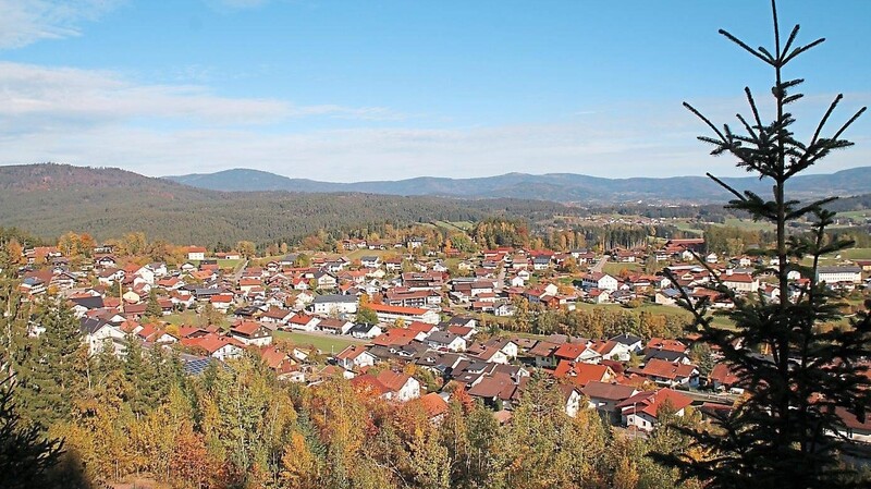 Umrahmt von bewaldeten Bergen liegt die Gemeinde Langdorf.