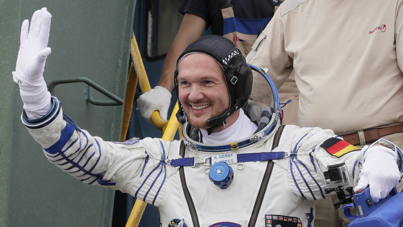 06.06.2018: Alexander Gerst winkt vor dem Abflug zur Raumstation ISS.