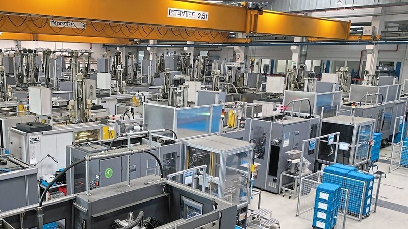 Spritzgießmaschinen in einer Produktionshalle der Firma Dichtungstechnik Wallstabe & Schneider in Niederwinkling