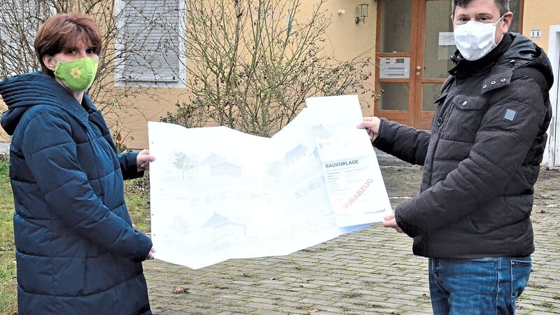 Bürgermeisterin Angelika Ritt-Frank und Projektverantwortlicher Wolfgang Weigert stellten das Bauvorhaben vor.