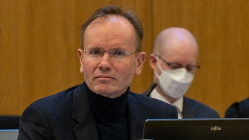 Der frühere Wirecard-Vorstandschef Markus Braun (l) sitzt im Wirecard-Prozess auf seinem Platz im Gerichtssaal.