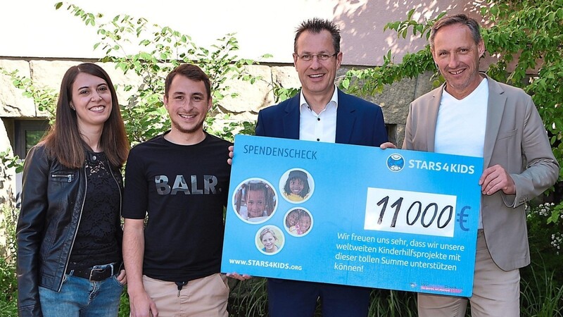 Martin Schäfer (Dritter von links), Stiftungsgeschäftsführer von "Stars4Kids", nahm den Spendenscheck der Schulfamilie des Joseph-von-Fraunhofer-Gymnasiums entgegen.