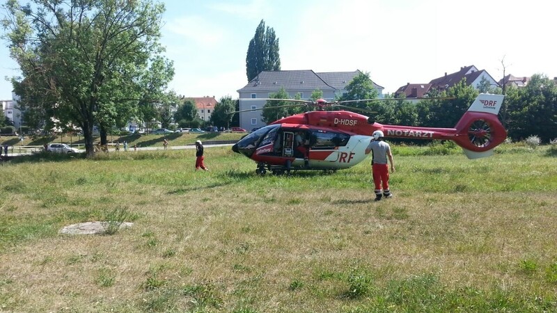 In der Hofmark-Aich Straße ist am Freitag ein Radfahrer gegen ein Auto geprallt. Er wurde aber zum Glück nur leicht verletzt - ein verständigter Hubschrauber musste nicht mehr aktiv werden.