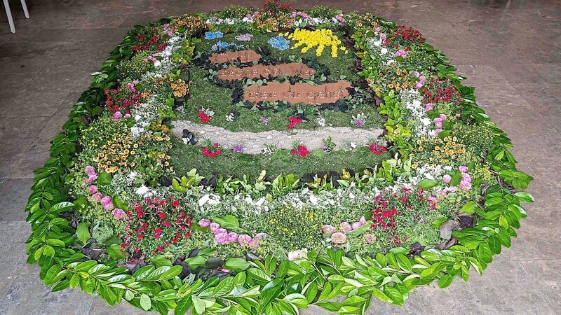Den Blumenteppich in St. Josef gestaltete Helga Englberger.  Foto: Alfred Mayr