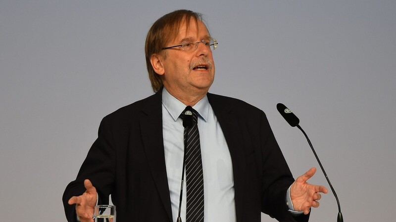 DFB-Vizepräsident Rainer Koch hat wenig Verständnis für die Befürworter eines Saisonabbruchs.