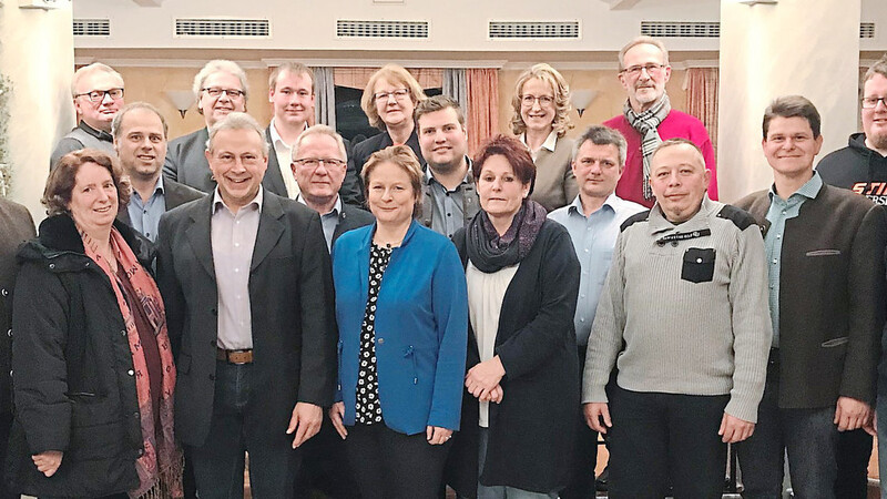 Bürgermeisterkandidat Konrad Hartshauser (vorne, Dritter von links) und Landratskandidatin Claudia Geilersdorfer (vorne, Vierte von links) mit den Gemeinderatskandidaten sowie einigen Kreistagskandidaten.
