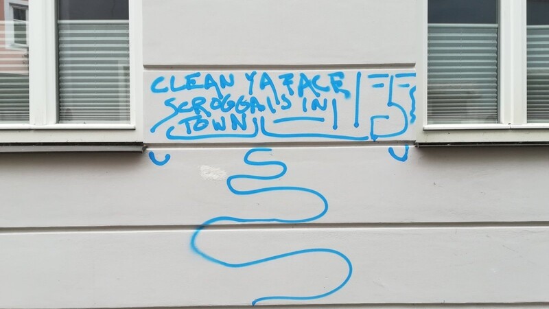 Auf ihrem Streifzug hinterließen der oder die Täter unter anderem dieses Graffiti-Exemplar. Für den Schaden muss der Eigentümer des Hauses aufkommen.