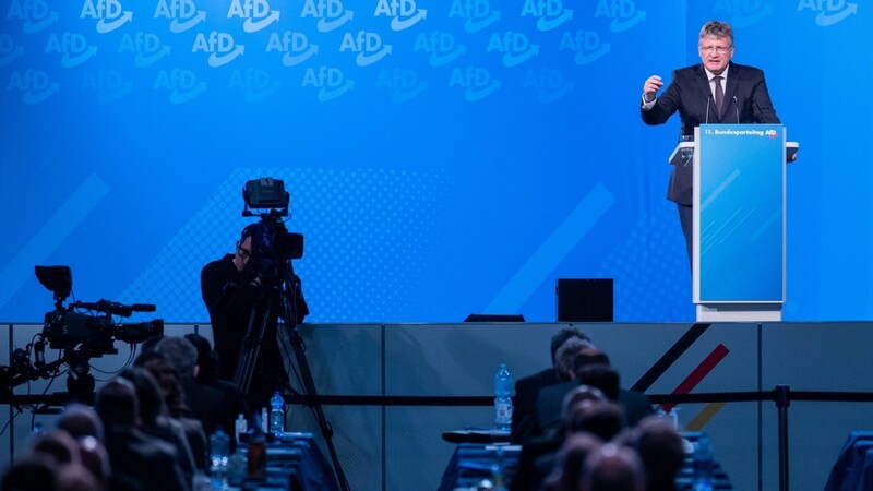 Parteichef Jörg Meuthen fordert von der AfD die Distanzierung von Krawallmachern und Provokateuren in den eigenen Reihen.