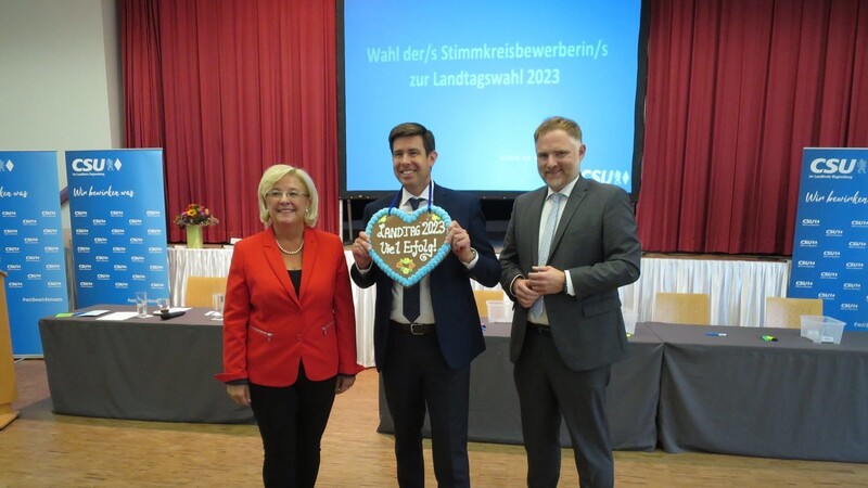 Die scheidende Landtagsabgeordnete Sylvia Stierstorfer (v.l.), Direktkandidat Patrick Grossmann und der Kreisvorsitzende Peter Aumer.