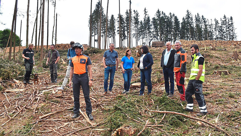 Gemeinsam mit Susanne und Lorenz Sixt (Mitte) machten sich die Vertreter von BBV, WBV, AELF Ebersberg-Erding und SVLFG ein Bild von der Sturmkatastrophe im Wald.