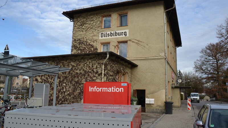 Der Kiosk im Vilsbiburger Bahnhofsgebäude wurde am Morgen des Freitags von zwei Männern mit "südländischem Aussehen" überfallen.