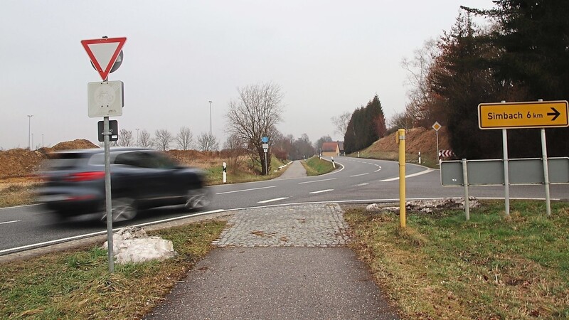 Wo die DGF 29 aus Richtung Simbach kurz vor dem Ortseingang von Aufhausen in die Staatsstraße 2083 mündet, wird ein Kreisverkehr errichtet. Auch für den Fahrradweg entsteht dadurch mehr Verkehrssicherheit.