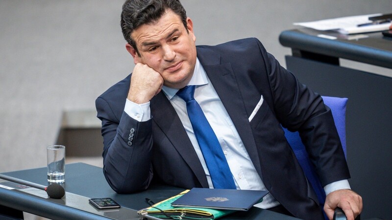 Hubertus Heil (SPD), Bundesminister für Arbeit und Soziales, verfolgt die Bürgergeld-Debatte im Bundestag.