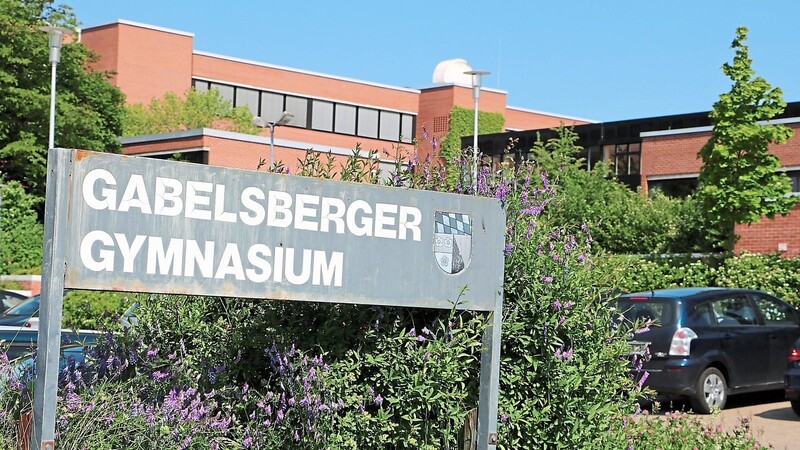 Im Zusammenhang mit der corona-bedingt in diesem Jahr anders ablaufenden Verleihung der Abiturzeugnisse am Gabelsberger-Gymnasium gibt es Ärger.