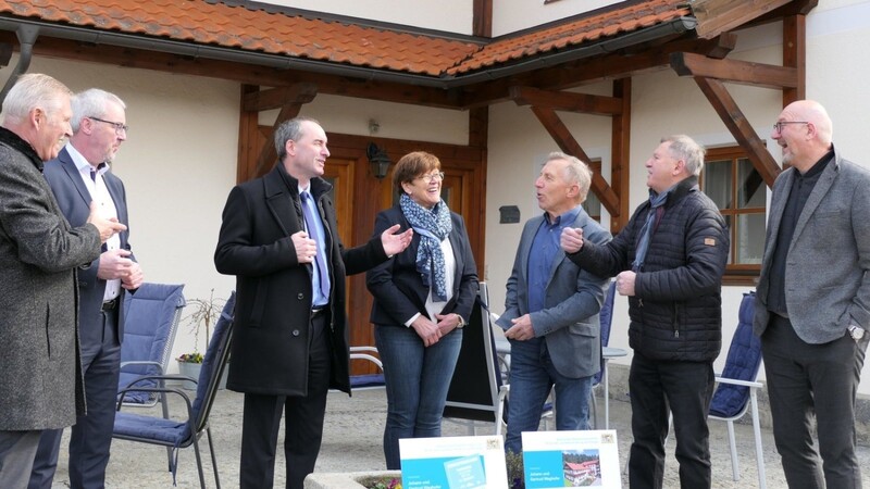 Wirtschaftsminister Hubert Aiwanger (3.v.li.) übergibt die Förderbescheide an Familie Weghofer.