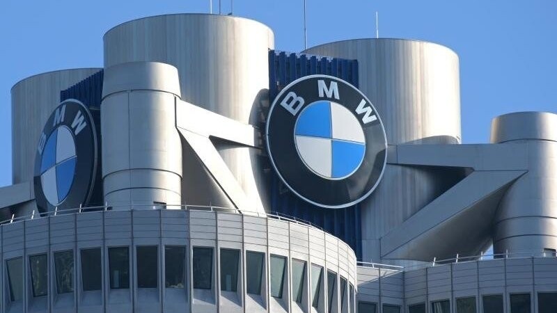 Das BMW-Logo auf dem Firmensitz des Automobilherstellers BMW. Foto: Tobias Hase/dpa/Archivbild