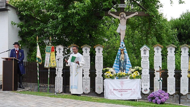 Beim "Stifter-Kreuz" nebst Totenbrettergruppe war zur Maiandacht ein Altar aufgestellt worden; Pfarrer Peter leitete die Marienfeier.
