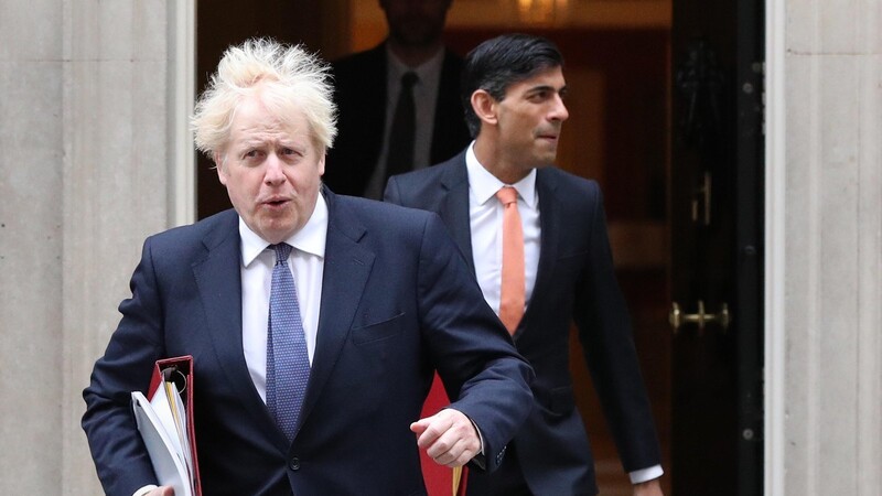 Es könnte ein Kopf-an-Kopf-Rennen zwischen Boris Johnson (l.) und Rishi Sunak werden.